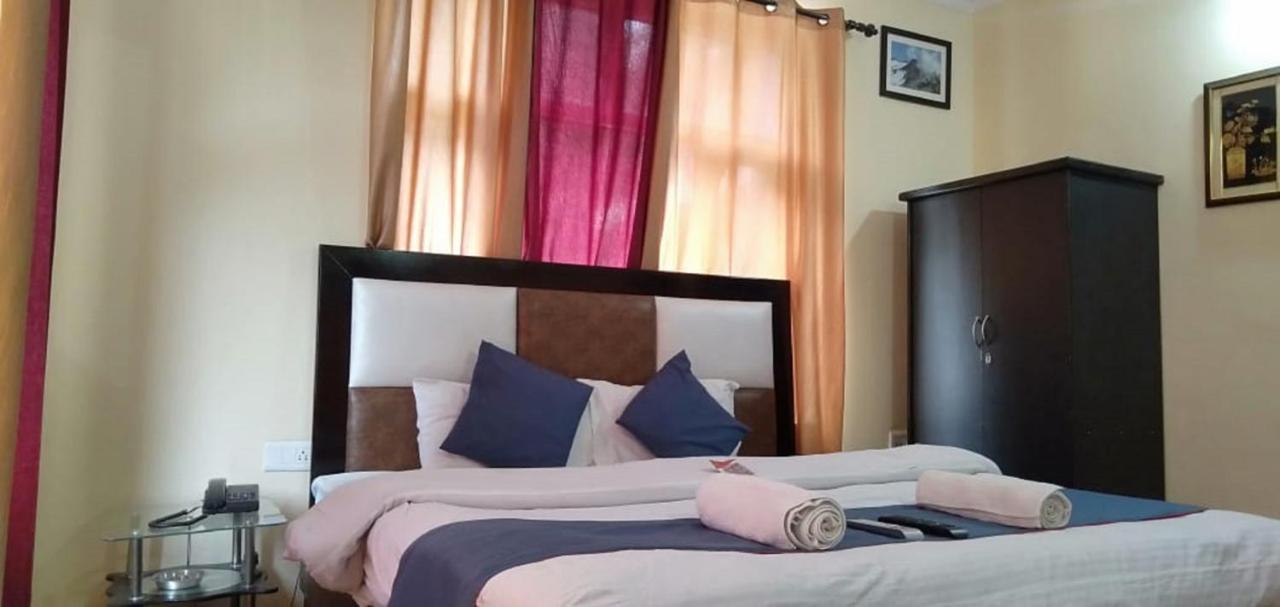 Hotel Om Palace МакЛеод Ганж Екстериор снимка